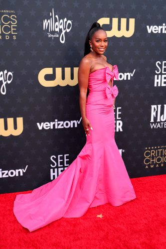 Aja Naomi King veste Oscar de la Renta - Foto: Christopher Polk/WWD