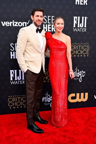 Emily Blunt veste Armani Privé ao lado do marido John Krasinski - Foto: Gilbert Flores/WWD