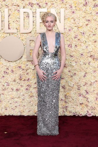 Julia Garner veste Gucci sob medida - Foto: RCFA