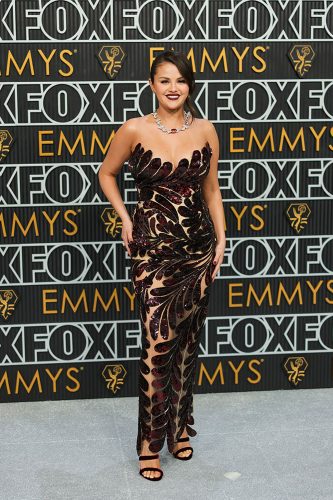 Selena Gomez veste Oscar de la Renta - Foto: Reprodução/RCFA