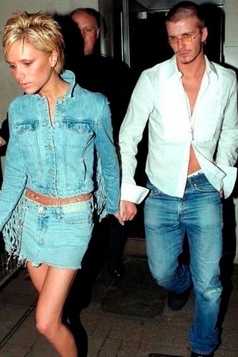 Denim era um material muito presente no guarda-roupa do casal, incluindo os polêmicos looks all jeans, no melhor estilo Y2K - Foto: Reprodução/@icons.archive