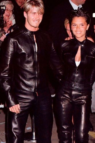 Casais que coordenam looks permanecem juntos! É o que provam David e Victoria Beckham, que adoravam sair combinando nos anos 1990 e usaram um conjunto todo em couro no estilo motorbike em 1999 - Foto: Reprodução/@icons.archive