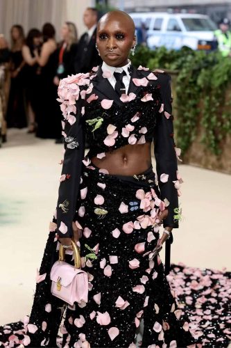 Cynthia Erivo veste Thom Browne - Foto: Reprodução/WWD