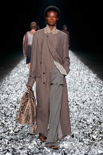 Dries Van Noten, verão 2025 - Foto: Reprodução/Vogue Runway