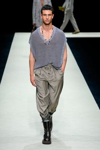 Emporio Armani, coleção masculina de verão 2025 - Foto: Vogue Runway