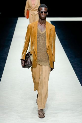 Emporio Armani, coleção masculina de verão 2025 - Foto: Vogue Runway