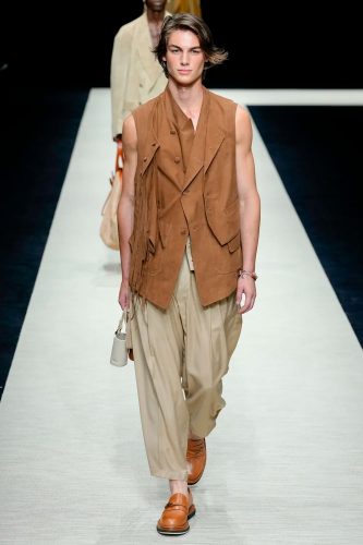 Emporio Armani, coleção masculina de verão 2025 - Foto: Vogue Runway