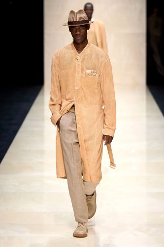 Giorgio Armani, coleção masculina de verão 2025 - Foto: Vogue Runway