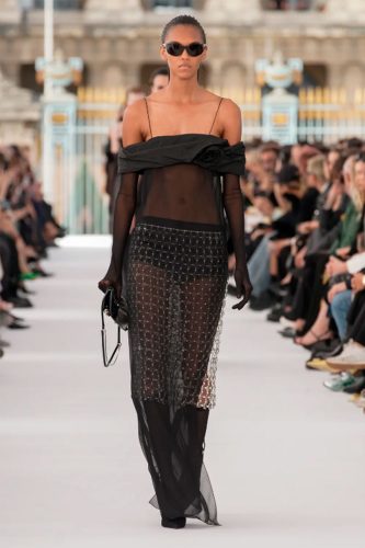 Givenchy, verão 2024 -  Alessandro Luciani/gorunway.com via Vogue Runway