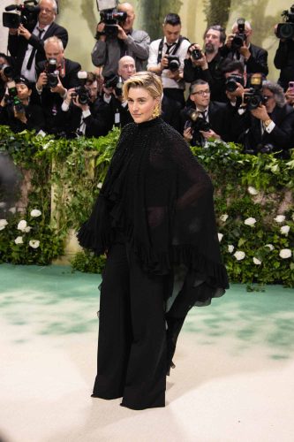 Greta Gerwig veste Chloé - Foto: Reprodução/WWD