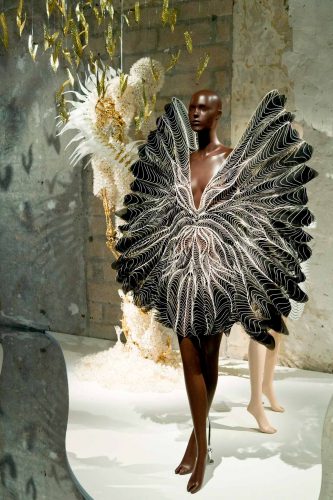 "Iris van Herpen: Esculpindo os Sentidos" - Foto: Reprodução/WWD