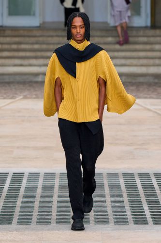 Homme Plissé Issey Miyake, verão 2025 - Foto: Vogue Runway