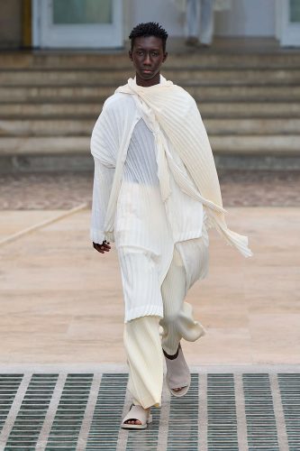 Homme Plissé Issey Miyake, verão 2025 - Foto: Vogue Runway