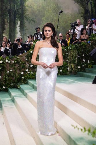 Kaia Gerber veste Prada - Foto: Reprodução/WWD