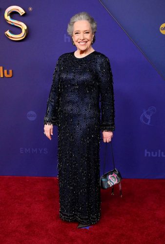 Kathy Bates veste Giorgio Armani - Foto: Reprodução/WWD