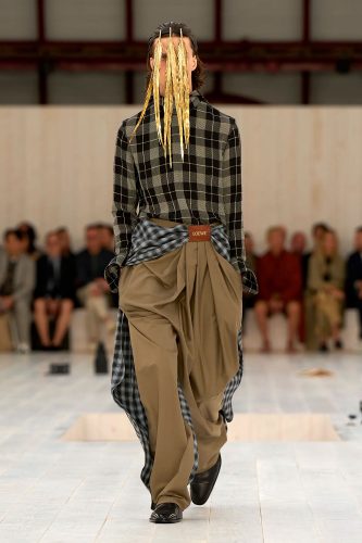 Loewe, coleção masculina de verão 2025 - Foto: Vogue Runway