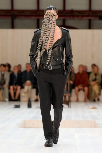 Loewe, coleção masculina de verão 2025 - Foto: Vogue Runway