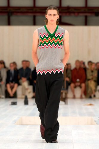 Loewe, coleção masculina de verão 2025 - Foto: Vogue Runway