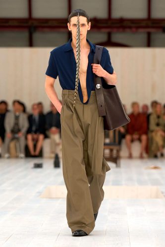 Loewe, coleção masculina de verão 2025 - Foto: Vogue Runway