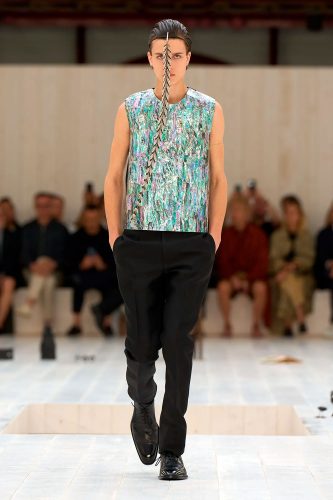 Loewe, coleção masculina de verão 2025 - Foto: Vogue Runway