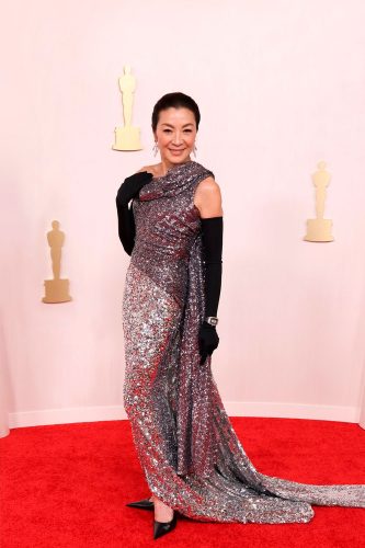 Michelle Yeoh veste Balenciaga no Oscar 2024 - Foto: Divulgação/Balenciaga