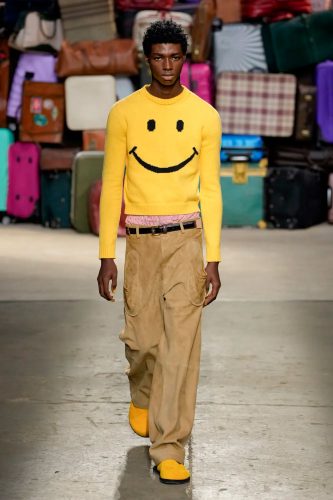 Moschino, coleção masculina de verão 2025 e resort 2025 - Foto: Vogue Runway