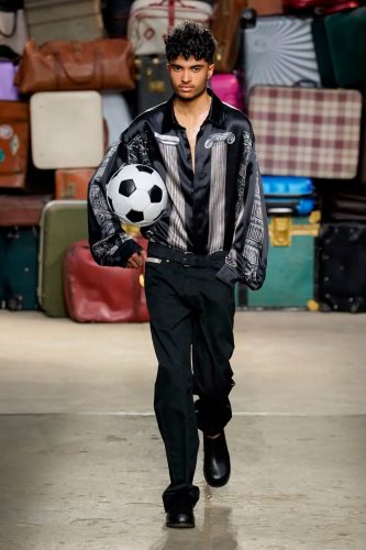 Moschino, coleção masculina de verão 2025 e resort 2025 - Foto: Vogue Runway