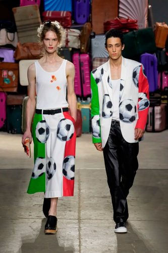 Moschino, coleção masculina de verão 2025 e resort 2025 - Foto: Vogue Runway