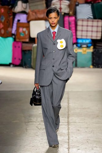 Moschino, coleção masculina de verão 2025 e resort 2025 - Foto: Vogue Runway