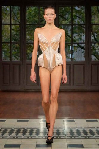 Mugler, verão 2025 - Foto: Reprodução/Vogue Runway