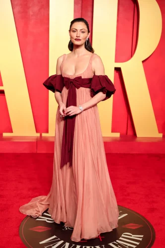 Phoebe Tonkin veste Oscar de la Renta - Foto: Christopher Polk/WWD