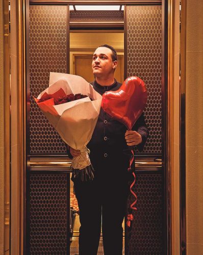 Bellman Mehdi Benabdelmoumene a caminho para entregar flores e balões a um dos hóspedes © Oliver Pilcher