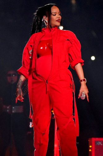 Rihanna veste Loewe  no Super Bowl 2023 - Foto: Reprodução/Instagram/@loewe