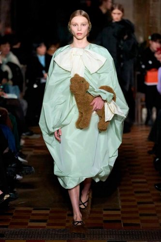 Simone Rocha, inverno 2024 - Foto: Reprodução/Vogue Runway