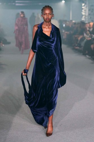 Vetements, verão 2025 - Foto: Reprodução/Vogue Runway