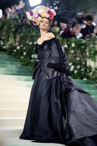 Zendaya veste Givenchy - Foto: Reprodução/WWD